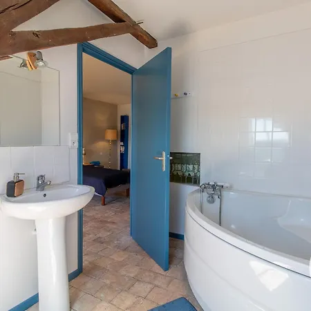 Maison Authentique Sur 3 Niveaux Avec Terrasse Et Vue Loire - Fr-1-622-38 *