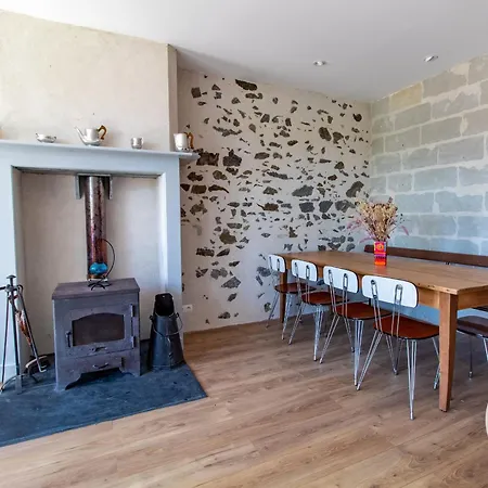 بيت للعطل Maison Authentique Sur 3 Niveaux Avec Terrasse Et Vue Loire - Fr-1-622-38 *