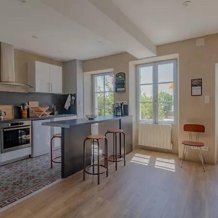 Maison Authentique Sur 3 Niveaux Avec Terrasse Et Vue Loire - Fr-1-622-38 بيت للعطل *