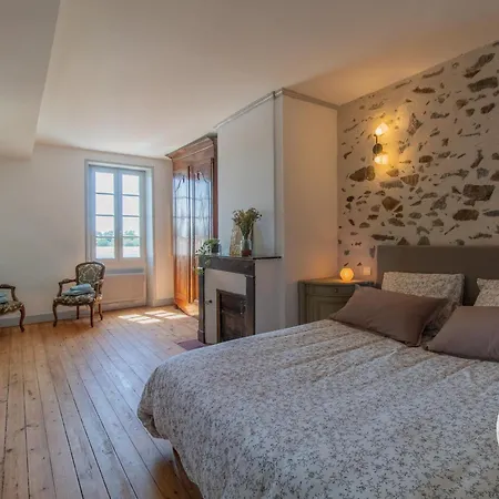 Maison Authentique Sur 3 Niveaux Avec Terrasse Et Vue Loire - Fr-1-622-38 * Ingrandes (Maine-et-Loire)