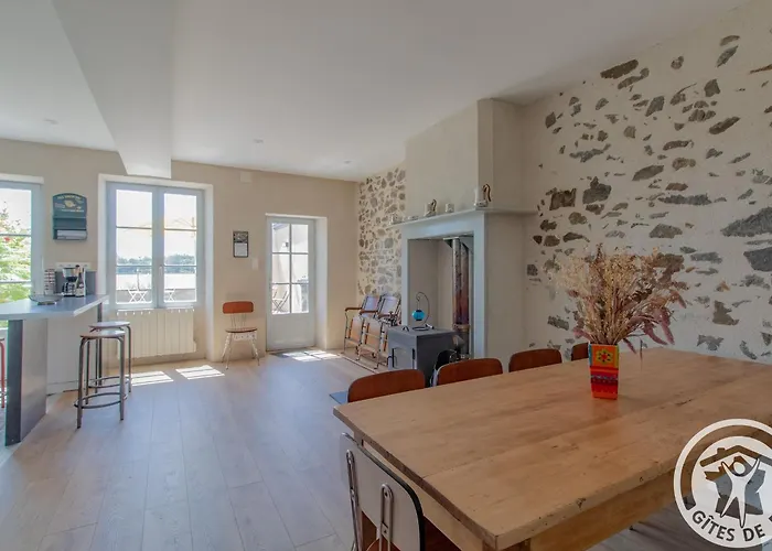 Maison Authentique Sur 3 Niveaux Avec Terrasse Et Vue Loire - Fr-1-622-38 Сasa de vacaciones *