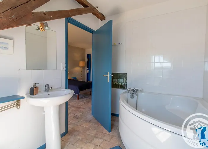 Maison Authentique Sur 3 Niveaux Avec Terrasse Et Vue Loire - Fr-1-622-38 *