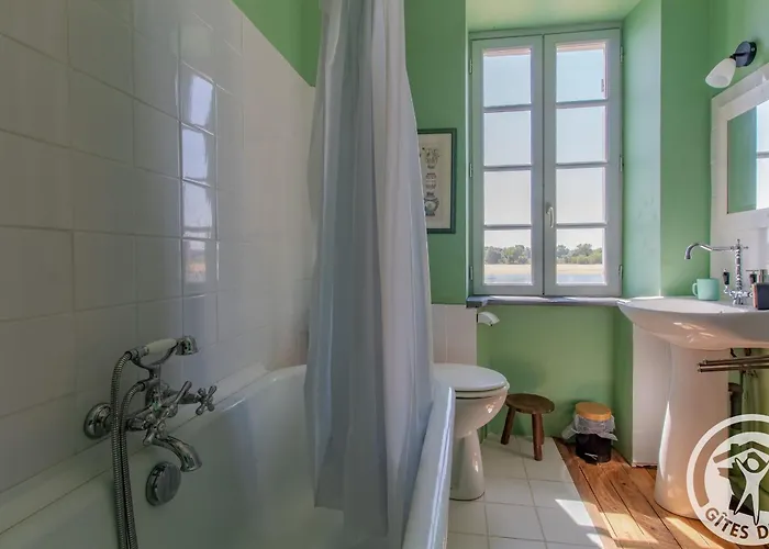 Maison Authentique Sur 3 Niveaux Avec Terrasse Et Vue Loire - Fr-1-622-38