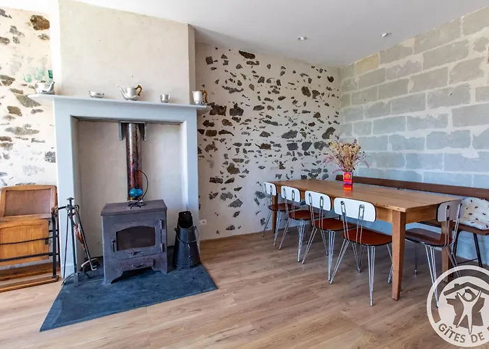 Сasa de vacaciones Maison Authentique Sur 3 Niveaux Avec Terrasse Et Vue Loire - Fr-1-622-38 *