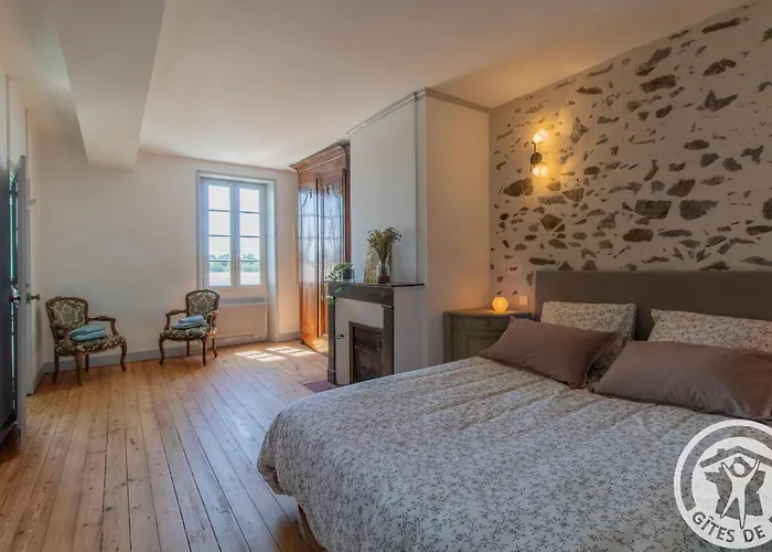 Maison Authentique Sur 3 Niveaux Avec Terrasse Et Vue Loire - Fr-1-622-38 * Ingrandes (Maine-et-Loire)